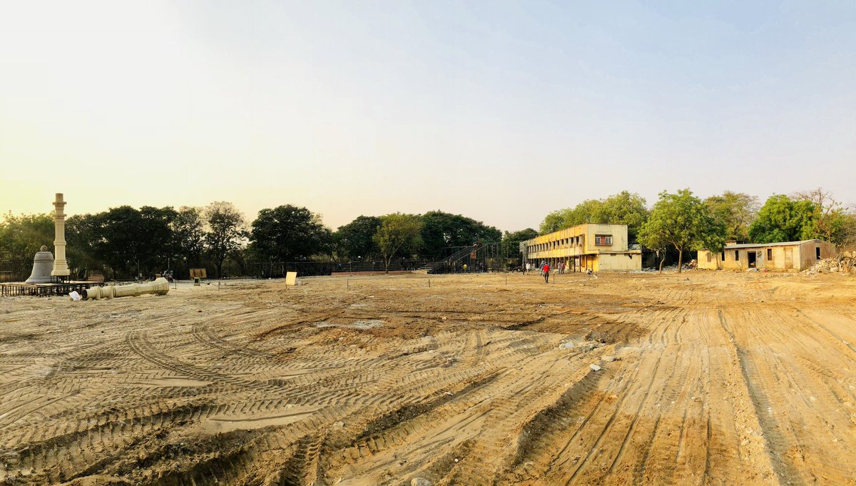 sureshsrajan's tweet photo. A challenge of converting a barren land of 50,000 sq.ft into a huge set. A cringe timeline of 15days. Thrilled for the final outcome... #maheshbabu24 #koratalasiva  #ravikchandran #thirunavukkarasu #productiondesign #artdirection #setsong #bharathanunenu 
https://t.co/Z9kXfehwQQ https://t.co/WKqegdWwIf