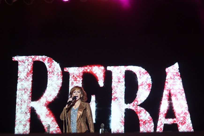 Sue_NashvilleRN's tweet photo. Reba tonight at the #FLStrawberryFst https://t.co/B4wCIreFip