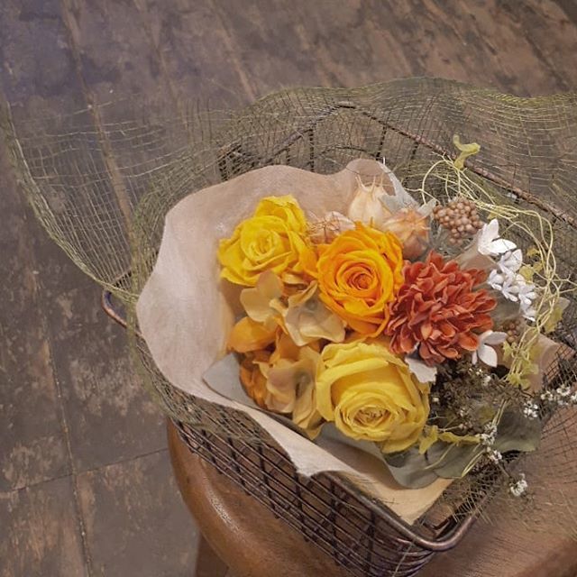 ひろ 中学生のお子さんから先生への花束 プリザーブドのアレンジです 卒業式 卒業 花束 プリザーブドフラワー イエローチーム 男の先生 プレゼント 送別 春 3年生 Flowershop Flowerhakka 広島 福山 駅家 T Co 514nyo8z1x