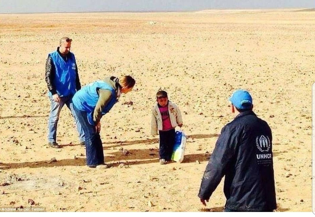 sema066sema's tweet photo. 4 yaşında... 
Suriye'den Ürdün'e doğru yürüyor. 
Üstelik çölde ve tek başına...
Yanında taşıdığı çantada ise annesinin ve kız kardeşinin elbiseleri var. ikisi de savaşta ölmüş.
Çocuk yürüyor!
İnsanlık ölüyor.. https://t.co/qbAVs6lmVG