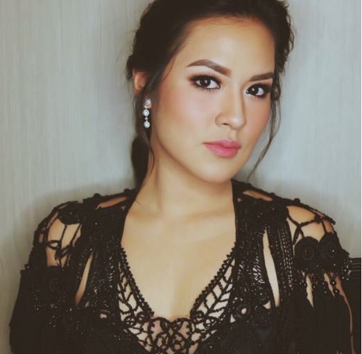 iSwaraJKT's tweet photo. Penyanyi cantik yang sekarang juga menjadi produser musik dan siap lebih meramaikan dunia musik #indonesia bersama #juniRecords ! | @raisa6690 - Melangkah #10lagukeren #REZABIMA https://t.co/VHfyUbPsBF