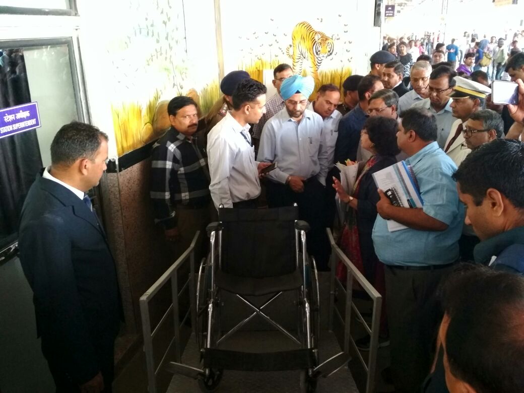 DespLnk's tweet photo. Demo of mobile ramp on Platform 1 at Alwar station during annual inspection. https://t.co/f9monwYKvw