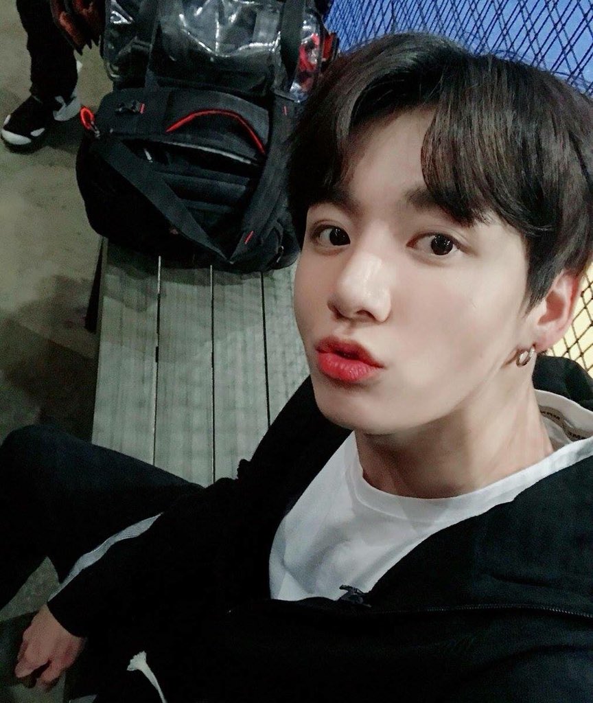 U yah, đôi môi ấy, khuôn mặt ấy. Kookie thả thính kìa, bảo sao Ami k dính cho đk. Oppa ah😚😚😚
Ohh...Ahh.., tim t giờ đang lạc trôi vô bức hình này.😅
ⓒVlive
#iHeartAwards #BestFanArmy #BTSARMY @BTS_twt