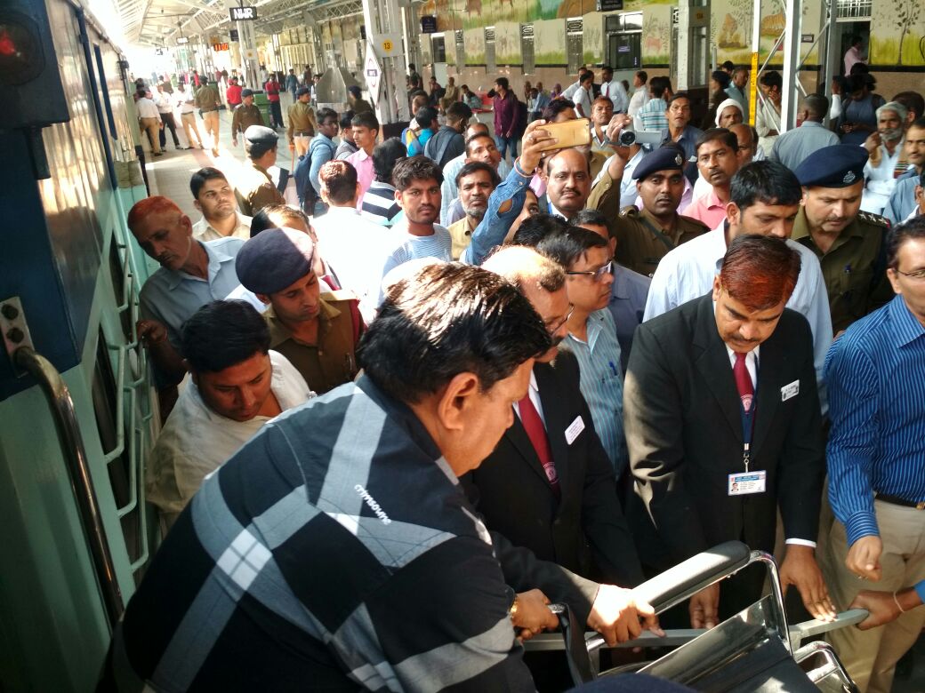 DespLnk's tweet photo. Demo of mobile ramp on Platform 1 at Alwar station during annual inspection. https://t.co/f9monwYKvw