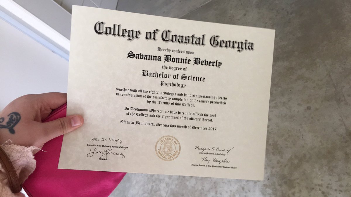 youredamaged's tweet photo. 5 and a half years of hard ass work and dedication for my degree to say Sabanna Bonnie Beberly....K https://t.co/3eJBwkAQT3