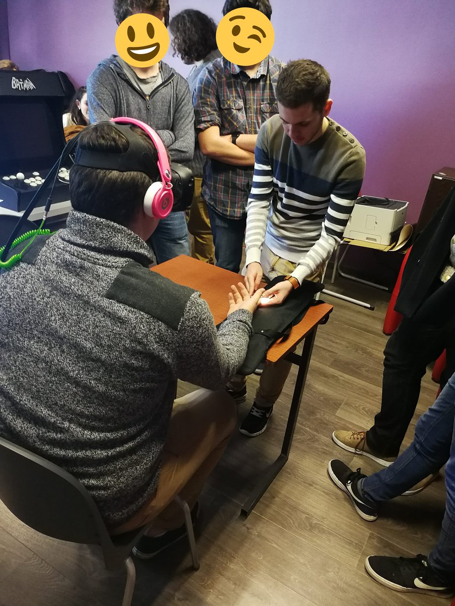 VRstress's tweet photo. Découverte, vendredi dernier, de notre projet universitaire auprès de lycéens, en collaboration avec @SimforHealth #LPDAWIN https://t.co/l8lzCURZAg