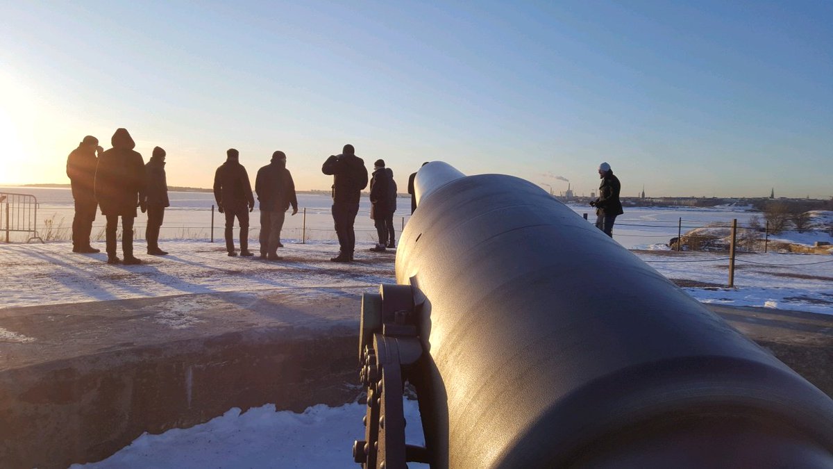 Meillä oli viime viikolla vieraana Ruotsin kollegoita <a href="/militarywork/">MW Group</a>'sta - Laitettiin powerpointit sivuun ja käytiin haukkaamassa raitista ilmaa <a href="/SuomenlinnaWHS/">Suomenlinna</a> <a href="/VisitHelsinki/">Visit Helsinki</a> #kävelykokous #asenne #raikassää