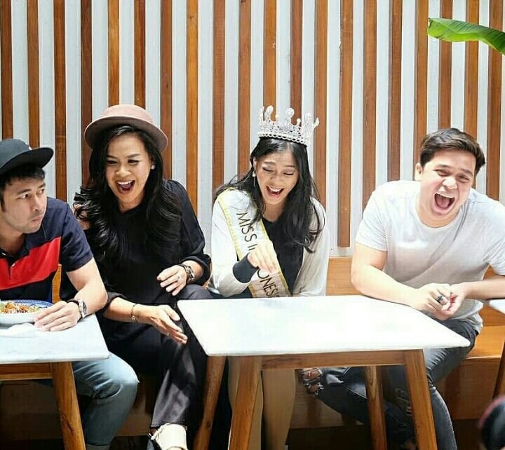 Tertawa lepas <a href="/bangbily/">Billy Syahputra</a> <a href="/RaffiAhmadLagi/">.</a> Melani + Putri Indonesia 2018 sutting #RaffiBilly&amp;Friend
