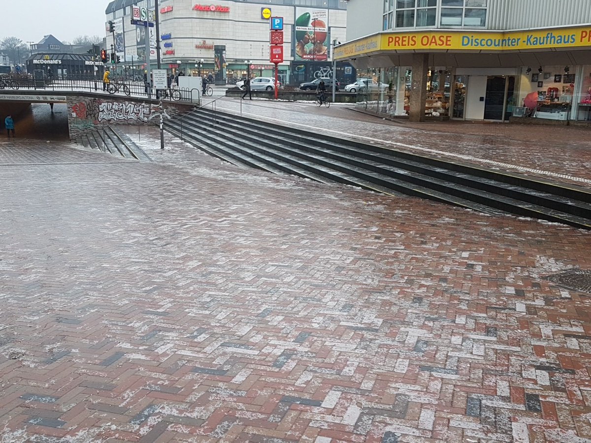 Rackberg's tweet photo. #hamburg #glatteis #verletzungsgefahr ich verstehe nicht, wieso hier nicht gestreut wurde. Die Fußgänger haben hier wirklich Probleme. Gerade ist ein Passant vor meinen Augen ausgerutscht und hingefallen!

Ein Armutszeugnis für die Stadt Hamburg! https://t.co/YzPdOoGBpb