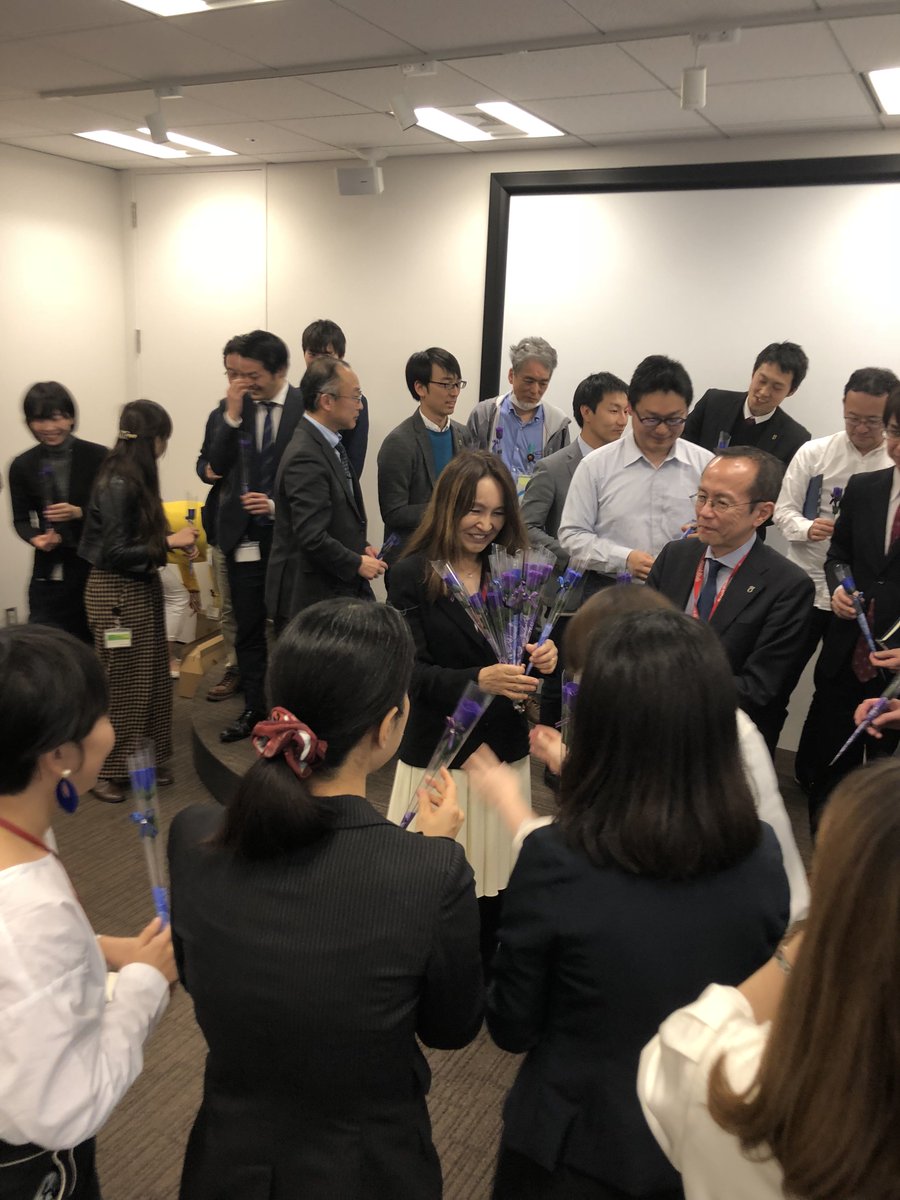ディスカヴァー 編集者募集中 On Twitter 弊社社長の干場 Hoshibay の誕生日サプライズ 採用ページに使う集合写真を撮ります といって 干場を一番前の真ん中に立ってもらい 社員はその後ろに並んで こっそりと青いバラを持って写真撮影 撮影後 お