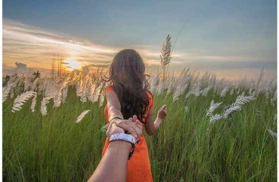 Follow me надпись. Фотопроект следуй за мной мурада османна. You don t want follow me. Мурад осман дагестан. Мужчина ведет девушку за руку.