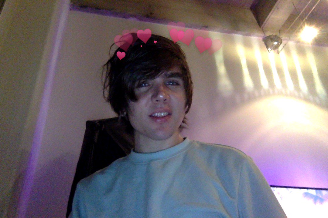 deefizzy's tweet photo. WOW LOOK AT THIS SICK PHOTO I JUST HAD MY CAMERA CREW TAKE FOR MY INSTAGRAM https://t.co/qXilR7ellO