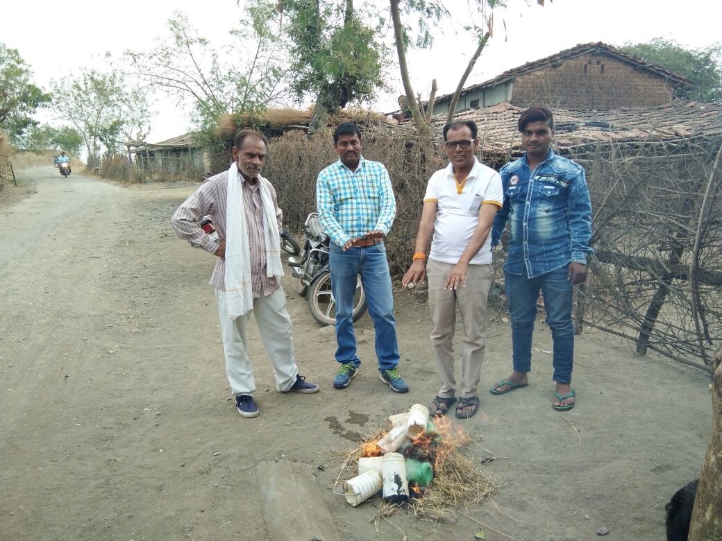 SwachhDewas's tweet photo. ग्राम पचायत सागोनिया  विकासखंड खातेगाव मे घर घर दस्तक आभियान के तहत शोच के दोरान उपयोग किये जाने वालो डब्बों को ईकठ्ठा कर होली के अवसर पर डब्बों  की होली जलाई @swachhbharat #ZSBP #SwachhBharat #SwachhBharatMission https://t.co/TaEeSPtWVK