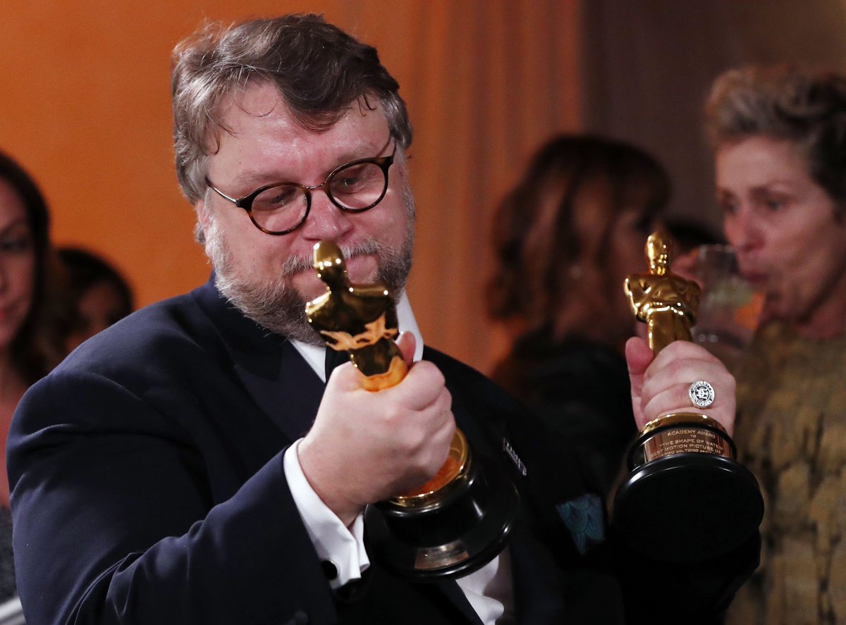 Milenio's tweet photo. Quédate con quien te vea como #GuillermoDelToro ve a sus #Oscars 💕 https://t.co/csR1nSrgZX https://t.co/fxwOkgPP8e