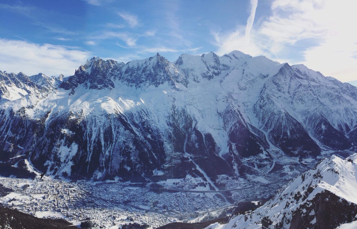 chamonix_ski_CS's tweet photo. What a beautiful start to the day here in Chamonix with nearly 100% of pistes and lifts open #firstlifts #sunisout #valleyviews https://t.co/40AHfw4Q3R