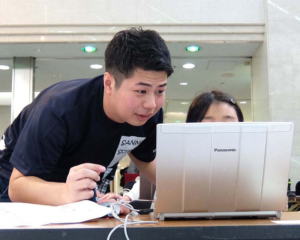 産業能率大学 情報マネジメント学部北川ゼミが3月3日 そごう横浜で小学生向けプログラミングソフトを使ったワークショップを開催しました Npo法人こどもネットミュージアム主催の かながわ夢絵コンテスト に入賞した子ども達に学生がプログラミングを