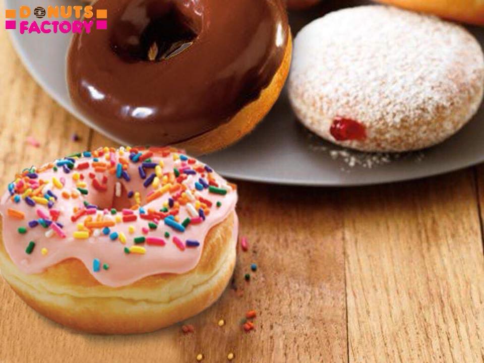 DonutsFactoryjo's tweet photo. لمحبين الدونتس 😍 يوم دافيىء للاستمتاع بعرض يوم الاثنين من دونتس فاكتوري 😉
احصل على دونتس الحلقة، القرص ، الكيك ب نصف ½ دينار* فَقَط

Donuts lovers 😍 its a good day to enjoy Monday offer from Donuts Factory 😉
Get any Ring, Shell or Cake Donuts for ½ JD* only 

#DonutsFactory https://t.co/uKadkVk6mw
