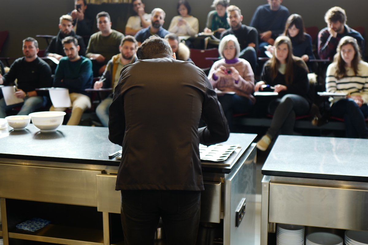 Bouillantesinfo's tweet image. La saga @CedricGrolet - On a suivi "l’extrémiste du goût" en masterclass à l'étranger (8/12) - atabula.com/2018/03/05/ced… #feuilleton #longformat