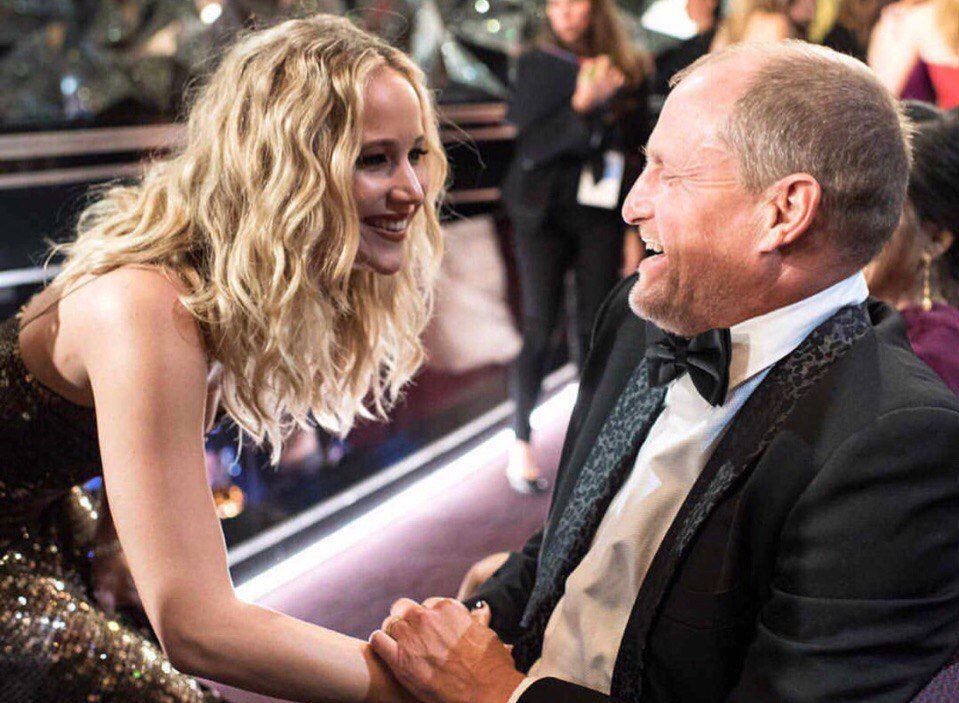 Maya_Flh's tweet photo. Вопрос дня: за что Дженнифер потрогала Вуди? 😆😄😜
#JenniferLawrence #WoodyHarrelson https://t.co/Hws4pqsUi5