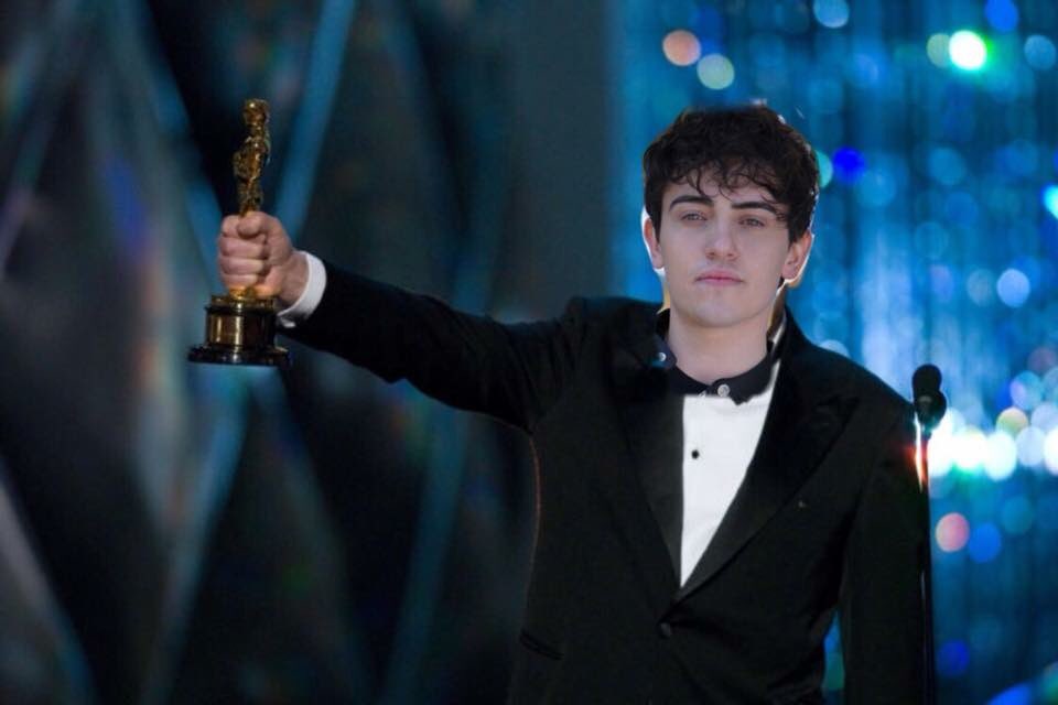 aguzziofficial_'s tweet image. Stanotte la canzone della OST di #Coco “Remember Me”, la cui versione italiana è stata cantata da Michele, ha vinto un Oscar come Best Original Song! Ecco il nostro Michele che si accinge ad accettare il premio! 😂🙈 #Oscar2018