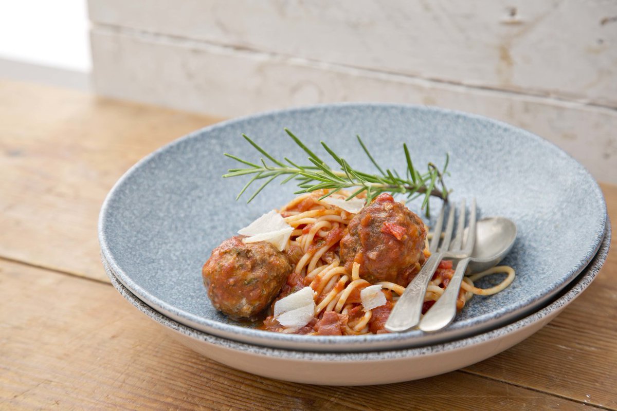 Looking for a great family recipe? <a href="/Cfulvio/">Catherine Fulvio</a> &amp; <a href="/Whirlpool_Ire/">Whirlpool Ireland</a> have shared this delicious Classic Italian Meatball dish perfect to keep you warm in this cold weather.  Get the full recipe here ilovecooking.ie/food-tv/classi…