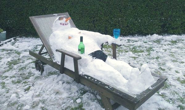 DowningExeter's tweet photo. ❄️ WINNER ANNOUNCEMENT ❄️ Huge congratulations to Sophie who is the winner of our Best Snowman Competition! This guy is quite literally, very chilled...

Thanks to everyone who entered!
#snowuk #snowman #exeter https://t.co/fQAGLe5uYg