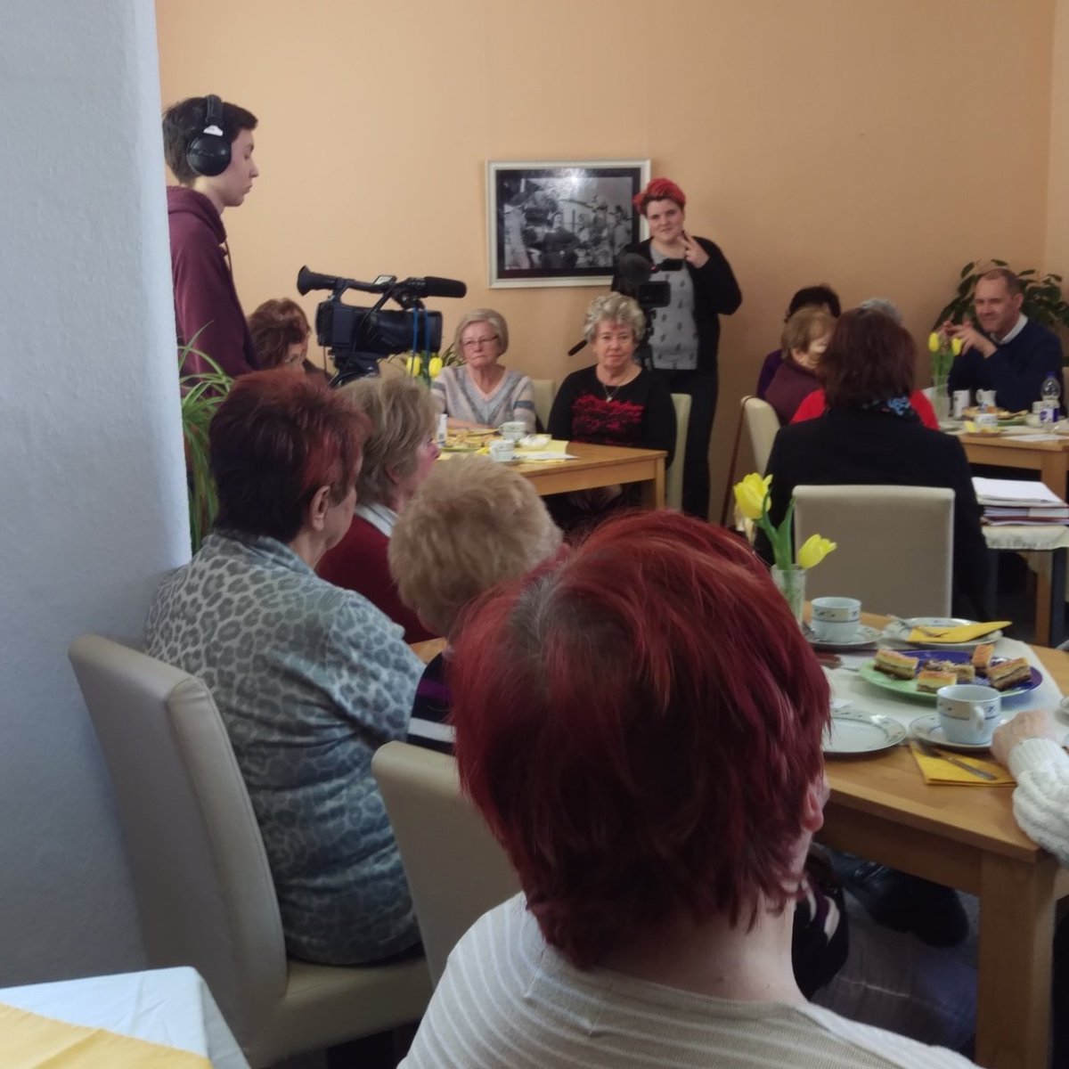 PiXEL_Fernsehen's tweet photo. Melli und Paul sehr konzentriert beim Aufzeichnen des Erzählcafés in Gera https://t.co/0sdf8uGkQR