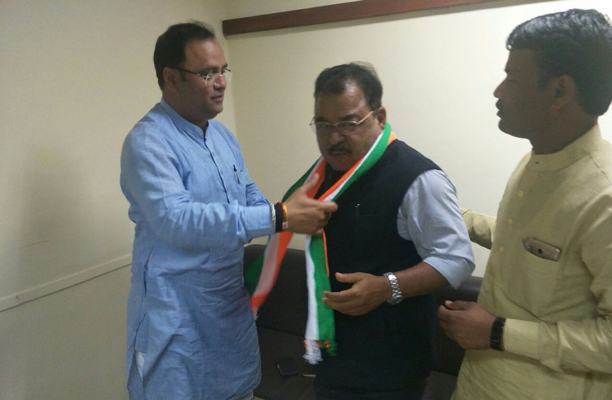 _DP_Dhakad's tweet photo. रीवा जिला पंचायत अध्यक्ष एवं पूर्व विधायक @72_abhaymishra जी ने म.प्र. कांग्रेस अध्यक्ष @MPArunYadav के हाथों दिल्ली में  #Congress की सदस्यता ली।साथ मे मौजूद रतलाम जिला पंचायत उपाध्यक्ष व त्रिस्तरीय पंचायत राज संघठन के प्रदेश संयोजक @DDhakad17 ।

#join_congress
@ChouhanShivraj https://t.co/YELuPu7bqm
