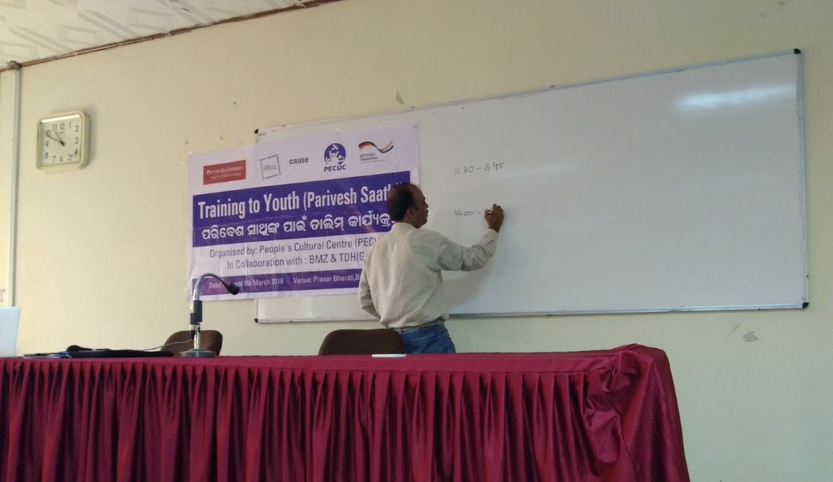 Baitarani_'s tweet image. @Baitarani_ giving training to parivesh sathi (youth) from @DishaFoundation @pecuc organisation for #baselinedata collection for Study and Documentation of #ForestFood and Effect on #Malnutrition. Suported by @BMZ_Bund and @terredeshommes.Teaching, discussion, feedback.