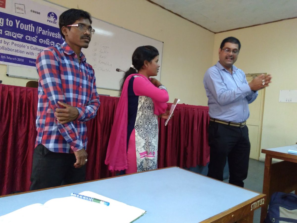 Baitarani_'s tweet image. @Baitarani_ giving training to parivesh sathi (youth) from @DishaFoundation @pecuc organisation for #baselinedata collection for Study and Documentation of #ForestFood and Effect on #Malnutrition. Suported by @BMZ_Bund and @terredeshommes.Teaching, discussion, feedback.