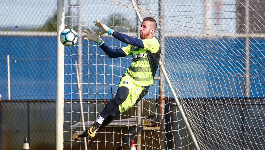 48paulovictor's tweet photo. Estou contente pela nossa vitória por 2x0 em cima do Juventude no Gauchão. Obrigado a todos que torceram! Vamos, Grêmio!
#PV48 #DEUSÉFIEL https://t.co/4V1LemkuaV
