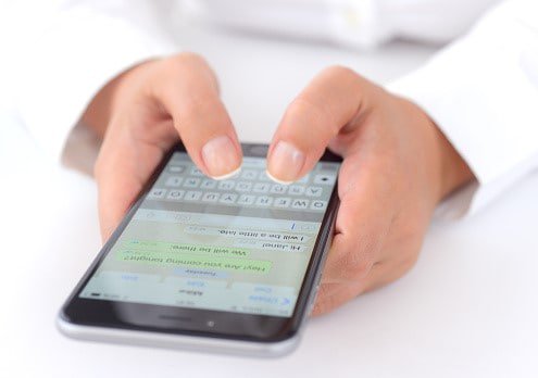 8BITSGroup's tweet photo. #WhatsApp «chivateará»  quien reenvíe un mensaje. La nueva actualización de la aplicación de mensajería instantánea incluye una herramienta que indica si el texto no ha sido escrito por la persona que lo envía. https://t.co/sh1CQNR9e4