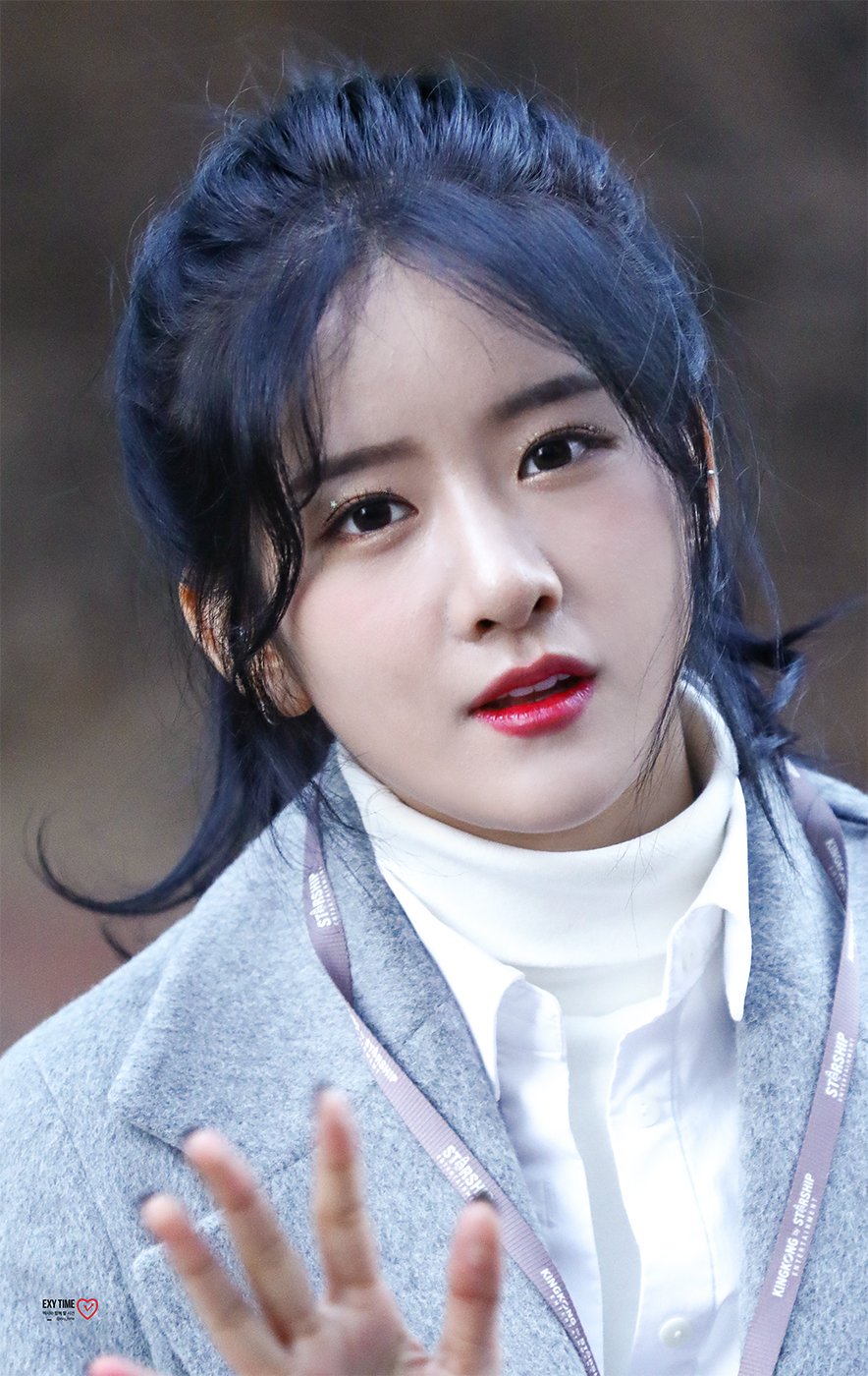EXY TIME #부탁해💟 on Twitter: "180302 뮤뱅출근길 내일봐♡♡♡♡♡ #엑시 #EXY #우주소녀 #WJSN