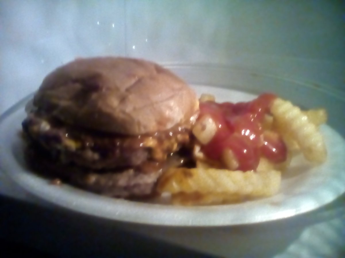 DarylMcGirt's tweet photo. THE  MCGIRT  SHOW  MICROWAVE  MIRACLES :JUICY  DOUBLE CHILLI BURGER WITH  RELISH/MUSTARD/MAYO /KETCHUP  WITH HOT FRIES   FROM THE MICROWAVE GOOD &amp; HOT (FIXINGS ADDED AFTERWARDS) &amp; IN LESS THAN 10MINS https://t.co/LOU9hhPcM4