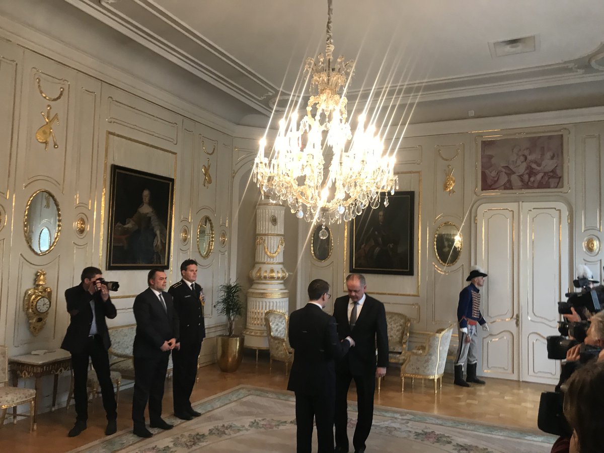 Minister kultúry Marek Maďarič odovzdal dnes prezidentovi SR Andrejovi Kiskovi abdikačný list. Vo funkcii definitívne skončí v 7.3., kedy by mal prezident Andrej Kiska dočasne poveriť vedením  rezortu kultúry podpredsedu vlády SR pre investície a informatizáciu Petra Pellegriniho