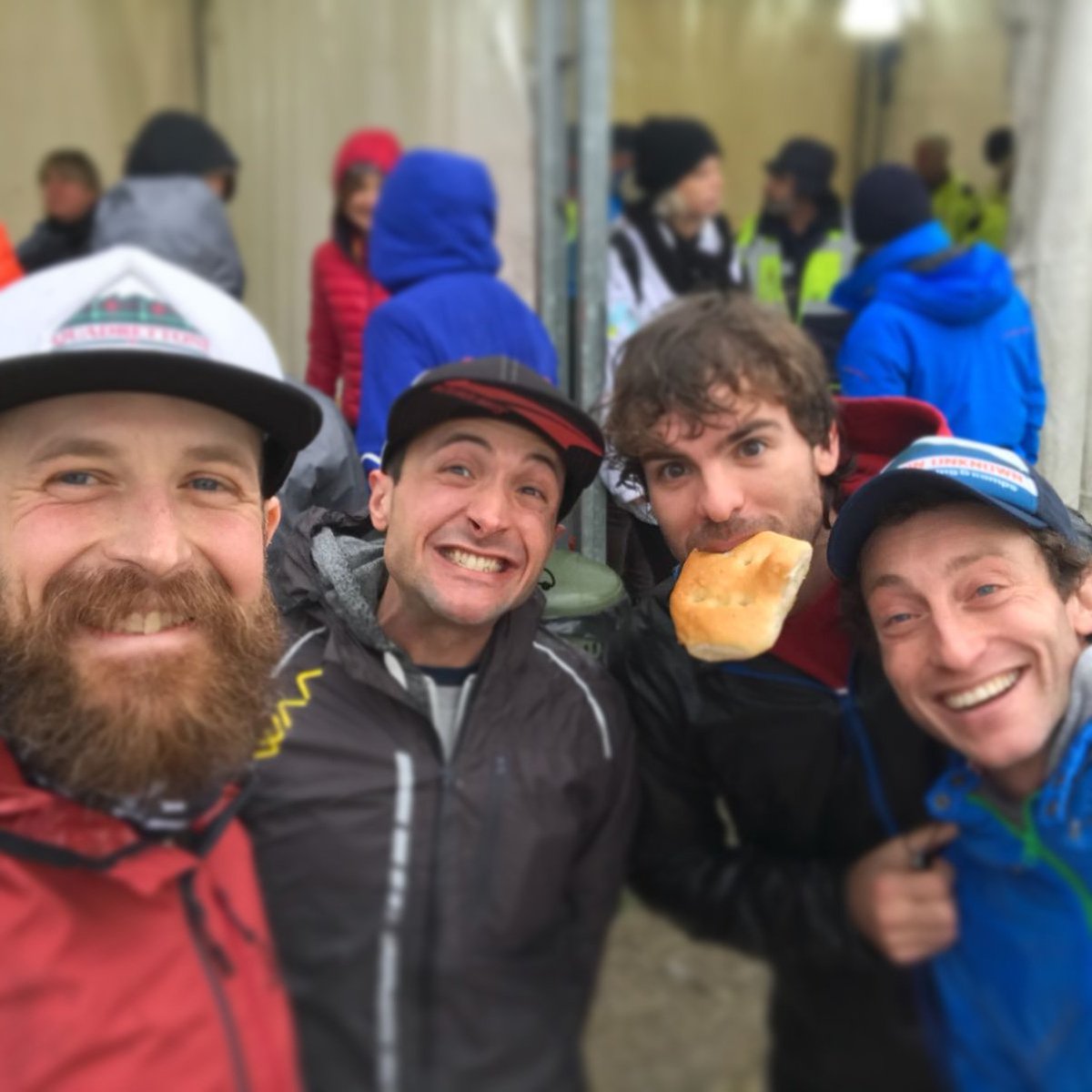ducoachingcamps's tweet image. Nonostante il meschino tentativo di sabotaggio attuato da quello col panino in bocca, la #DUfamily torna da Firenze sana e salva. 

#ducoaching #destinationunknown #ecotrailflorence
#stoprigo