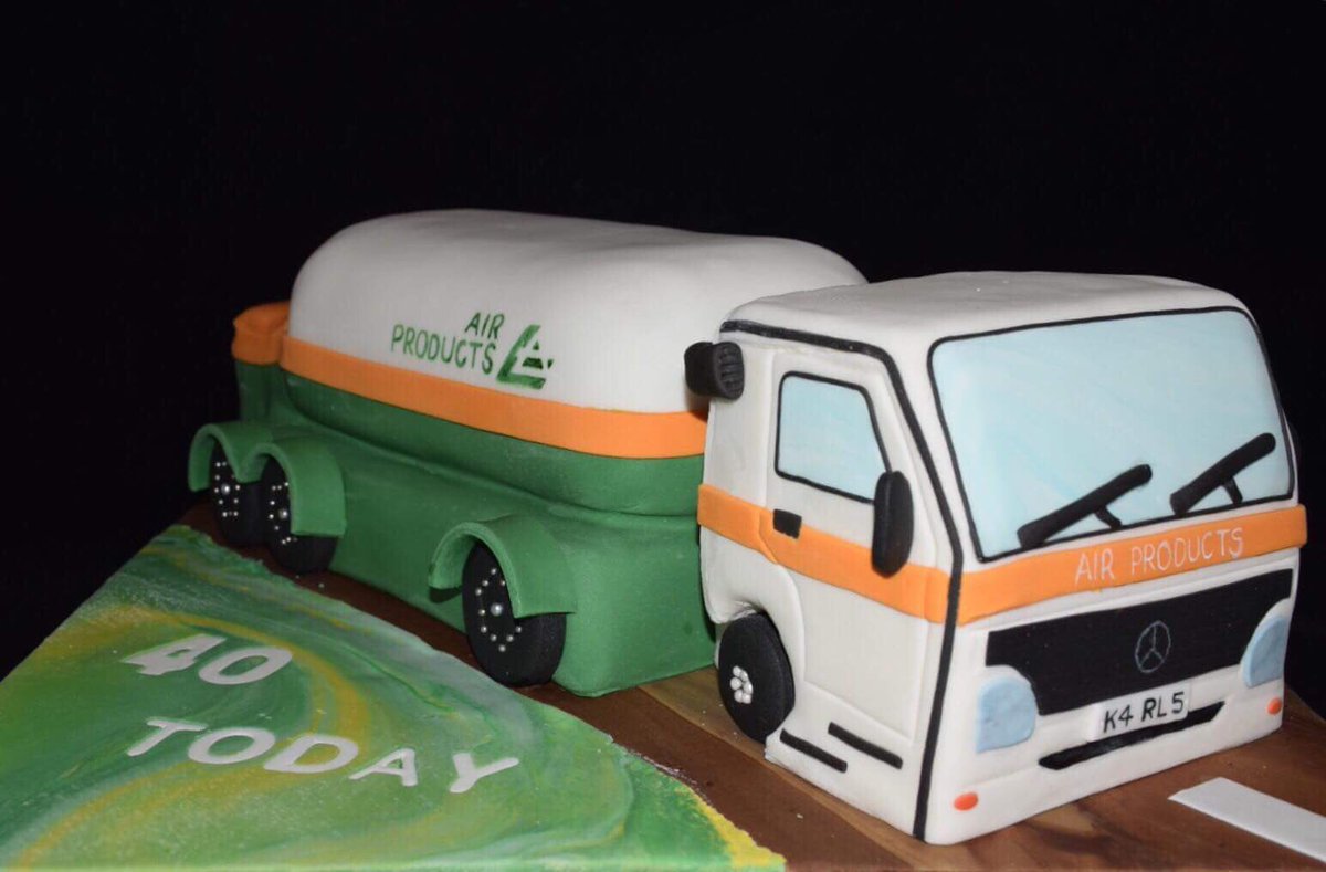 Elliegantlymade's tweet photo. Elliegantly Made this weekend for Liz’s partner who drives for @airproducts. I adored creating this cake. Happy birthday Karl hope you had a great day -  @elliebirch🎂❤️ #elliegantlymade #truckcake #lorrycake #airproductscake #celebrationcake #airproducts https://t.co/exfU2RrA86