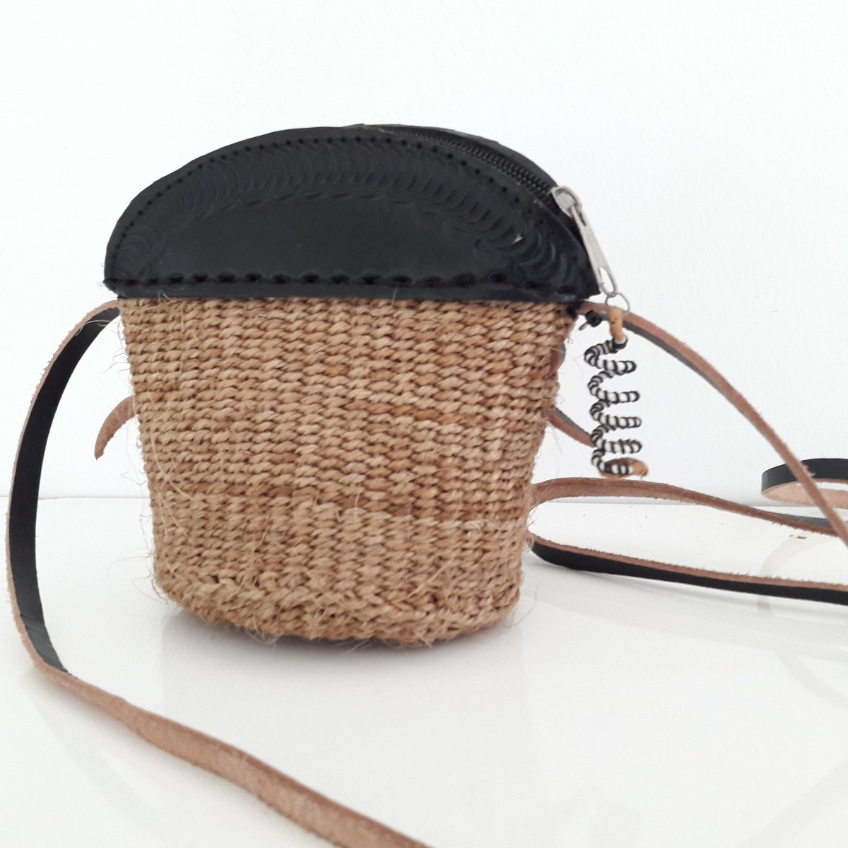 Deze leuke schoudertasjes zijn gemaakt sisal met leer. Handgemaakt in Tanzania.