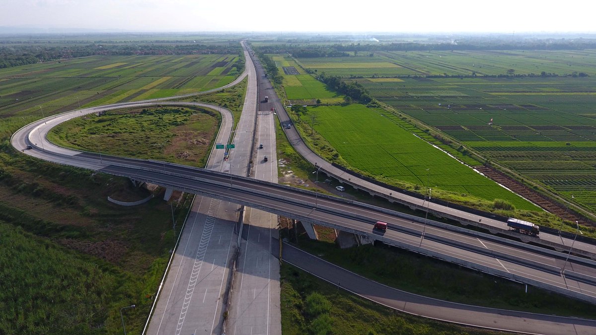 waskita_karya's tweet photo. 1. Halo Insan &amp; Mitra Waskita! Tahukah kamu? Ruas Jalan Tol Pejagan – Pemalang yang siap digunakan untuk mudik tahun ini memiliki total panjang 57,5 kilometer. Saat ini progres pembangunan jalan tol operasional sudah mencapai 96,68% persen | #MudikBarengBUMN2018 @KemenBUMN https://t.co/dgKPtUrB2B