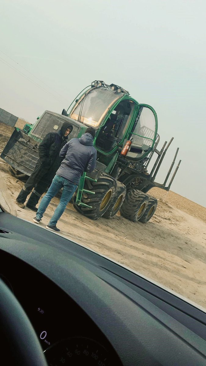 FORESTAGRIPL's tweet photo. Gentlemen, they work hard! 😂
#work #JohnDeere #forestagri #forest #machine #forestmachine https://t.co/xrRvELeGAh