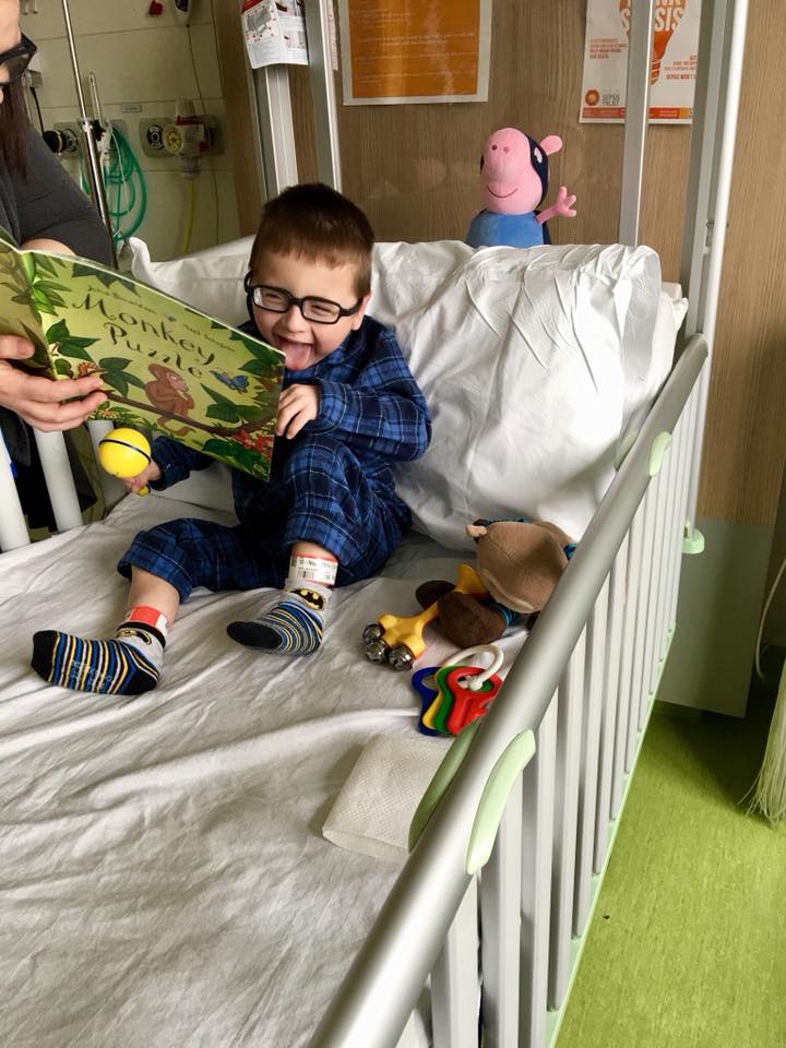 ClaireHouse's tweet photo. James has been feeling under the weather&has been in hospital. Our Play Specialist Kerry went to his room to read some stories&have some fun; a friendly new face for James during his stay! #hospicecare #outreachplay #MondayMotivation https://t.co/EhhQyVQGOQ