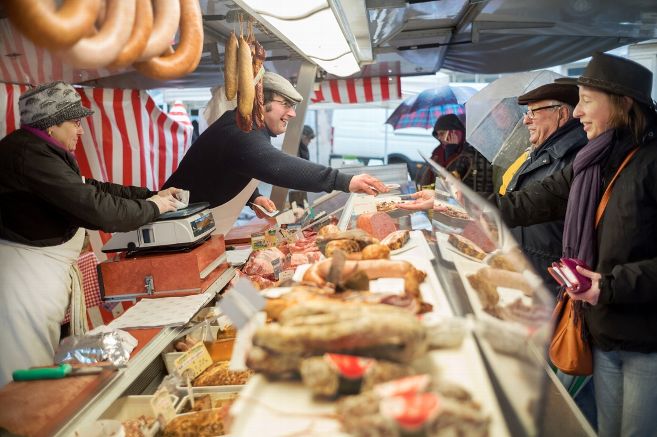 Le marché de Toucy, représentant de la Bourgogne, toujours dans la course pour l'élection du « Plus beau marché de France ». #VotrePlusBeauMarché <a href="/TF1/">TF1</a> lejdc.fr/toucy/vie-prat…