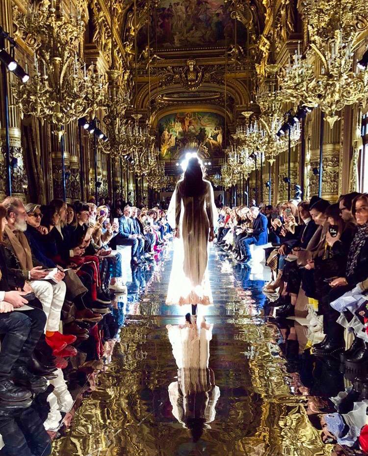 brandpills's tweet photo. #ParisFashionWeek 🇫🇷
Glories morning at @StellaMcCartney fashion show. 
#stellamccartney #PFW #PFW18 #PalaisGarnier https://t.co/5XGbMC1Y6y