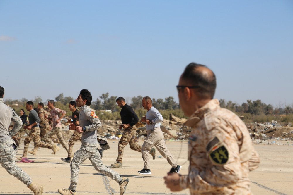 CoalitionIraq's tweet photo. Italian coalition members from @Esercito assist in conducting an initial physical fitness test while training the Iraqi security forces Desert Battalion in Iraq. Our mission focuses on training to improve the security capabilities within the nation. @SM_Difesa https://t.co/9wWXpv40Ze