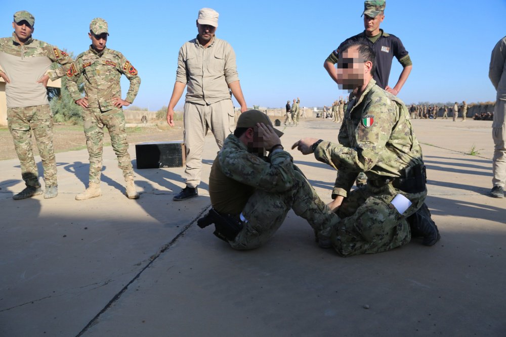 CoalitionIraq's tweet photo. Italian coalition members from @Esercito assist in conducting an initial physical fitness test while training the Iraqi security forces Desert Battalion in Iraq. Our mission focuses on training to improve the security capabilities within the nation. @SM_Difesa https://t.co/9wWXpv40Ze