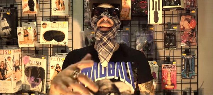 #BIDEOA <a href="/gorpuzkingz/">GORPUZKINGZ</a> taldeak sex shop batean grabatu du bideoklip berria eitb.eus/eu/gaztea/bide… #gaztea