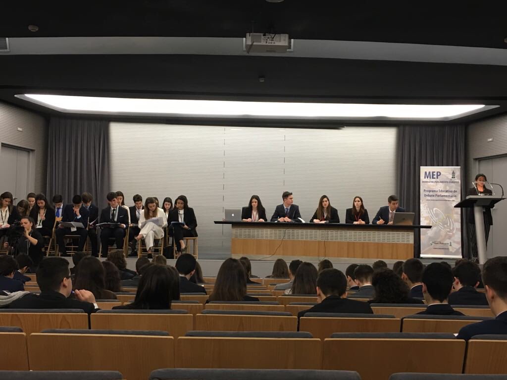 colegiocondes's tweet photo. XVIII MEP León: Comienza la asamblea sobre libertades religiosas.   @aragonradio2 @MEP_Spain @innoeducacion @_usj_ #ColeCondes #MEP18 https://t.co/P0ihkpPHMx