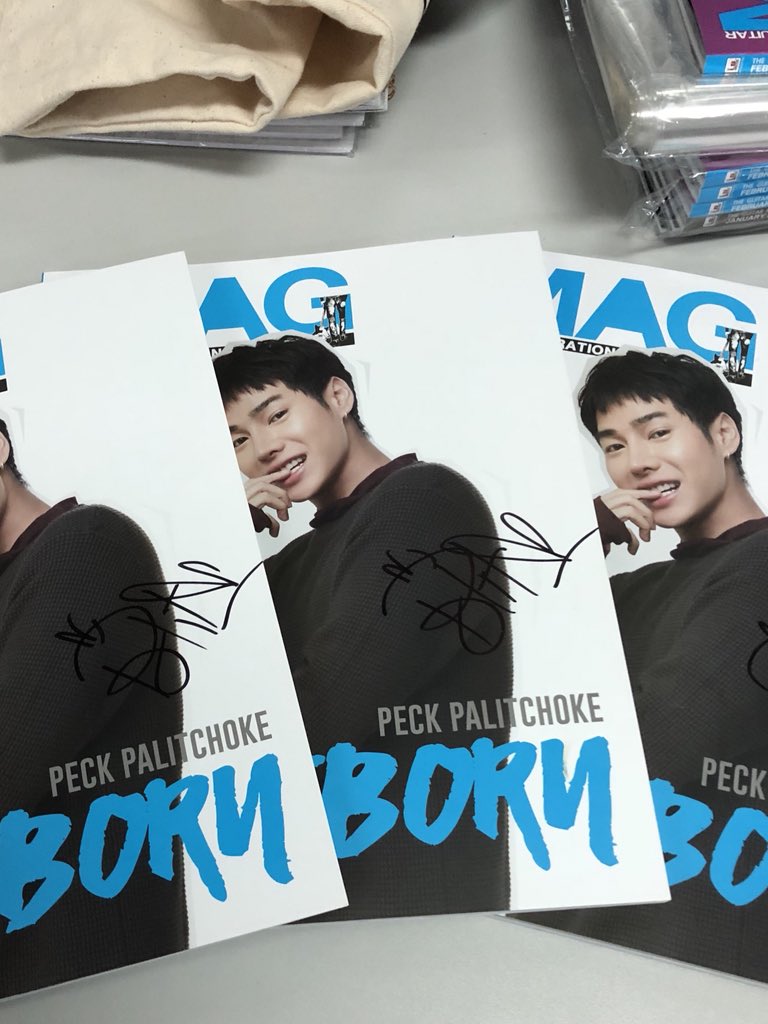 #เป๊กผลิตโชค แอดต้องกราบขออภัยน้องนุช ทุกๆท่าน ที่พิมพ์ชื่อ สามีแห่งชาติผิดไป แอดน้ำตาไหลด้วยความสำนึก เลยขอเอาหนังสือปก <a href="/peckpalit/">Peck Palit</a> พร้อมลายเซ็นต์ มาแจกให้สามรางวัล อยากได้รีวนไป แค็บมาอวดด้วยนะครับ ส่งให้หลังงาน Awards #มีน้อยแต่อยากแจก แจ้งผล 21.00 ทาง DM นะครับ