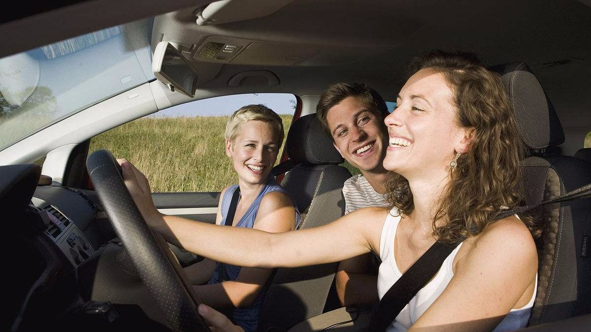 LearnFrenchVL's tweet image. Word of the Day
CAR
automobile; voiture; auto; voiture de voyageurs; wagon de voyageurs
car wash — station de lavage automatique
dining car — wagon-restaurant
patrol car — voiture de patrouille
baggage car — fourgon
More at vidalingua.com