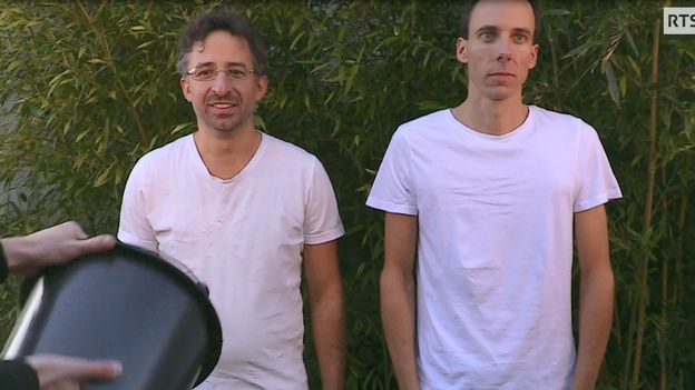 Pour prouver le concept de superhydrophobie des matériaux, c'est-à-dire des matériaux sur lesquels l'eau n'adhère pas,  @RTScqfd passe à la douche! rts.ch/play/radio/cqf…